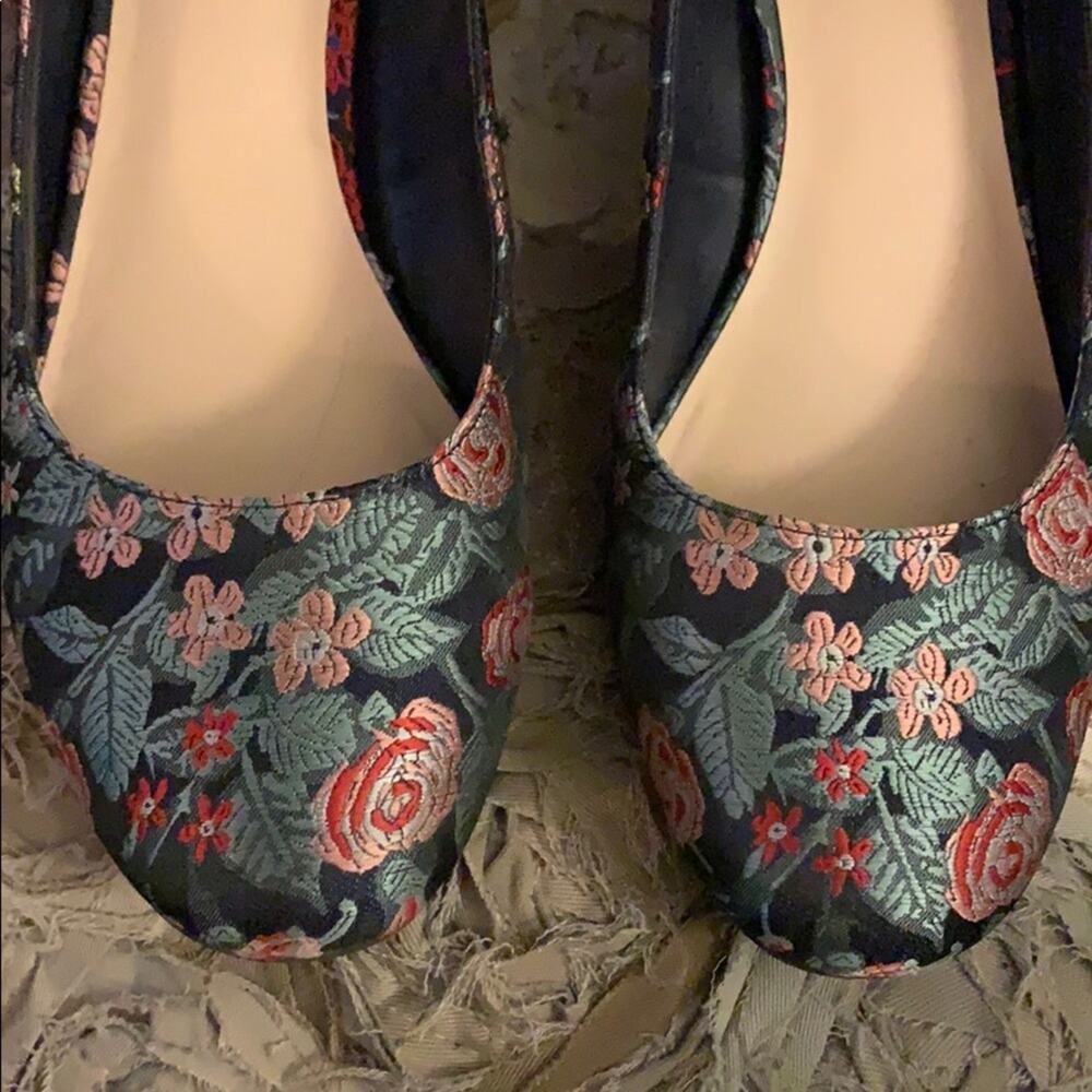 Embroidered heels - Picture 3 of 5